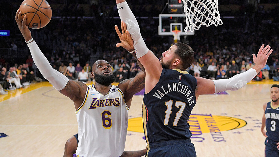 Los Angeles Lakers chạm đáy với thất bại muối mặt: Tấm vé play-in dần tuột khỏi tay