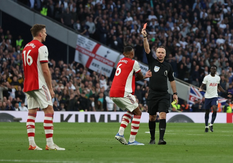 Thẻ đỏ tai hại khiến Arsenal bị Tottenham đe dọa vị trí Top 4