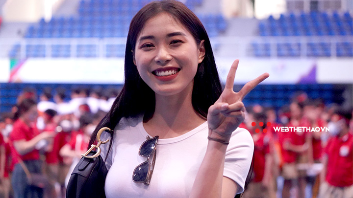 Hoa khôi bóng chuyền Đặng Thu Huyền tới ủng hộ các đồng đội cũ ở SEA Games 31