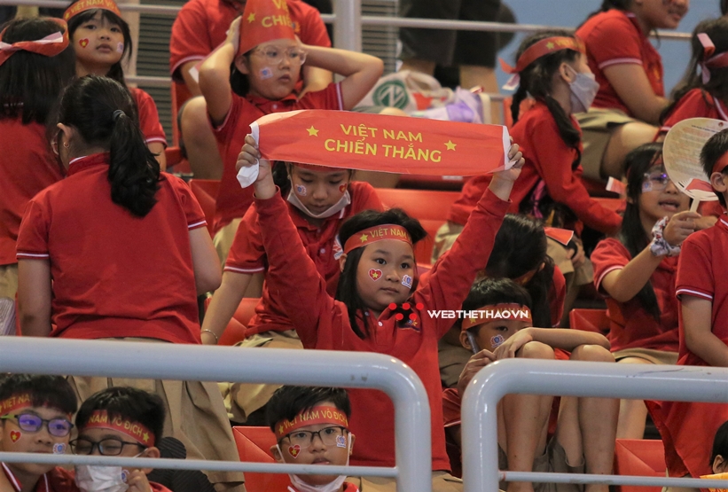 Hàng ngàn CĐV Quảng Ninh tạo nên lễ hội trên khán đài bóng chuyền SEA Games 31