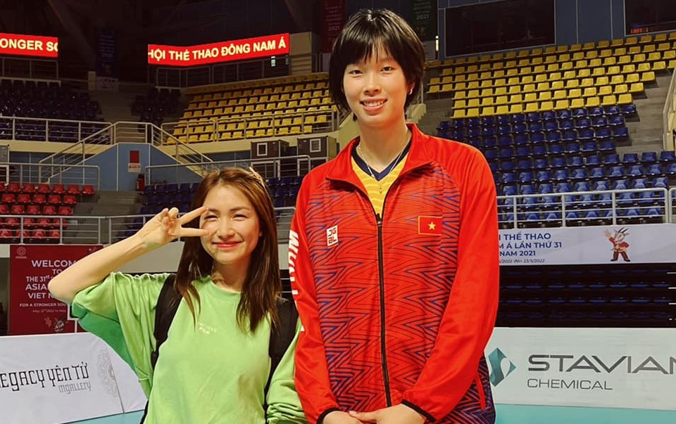 Hòa Minzy tới sân “đọ” chiều cao với tuyển nữ bóng chuyền nữ Việt Nam