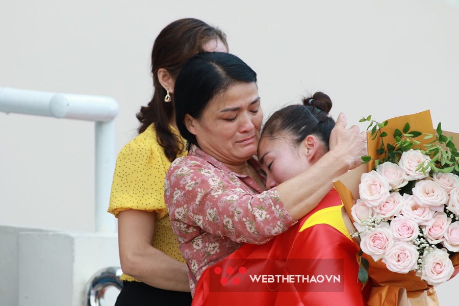 Giành HCV cá nhân SEA Games đầu tiên của sự nghiệp, Quách Thị Lan khóc ngon lành trong vòng tay mẹ