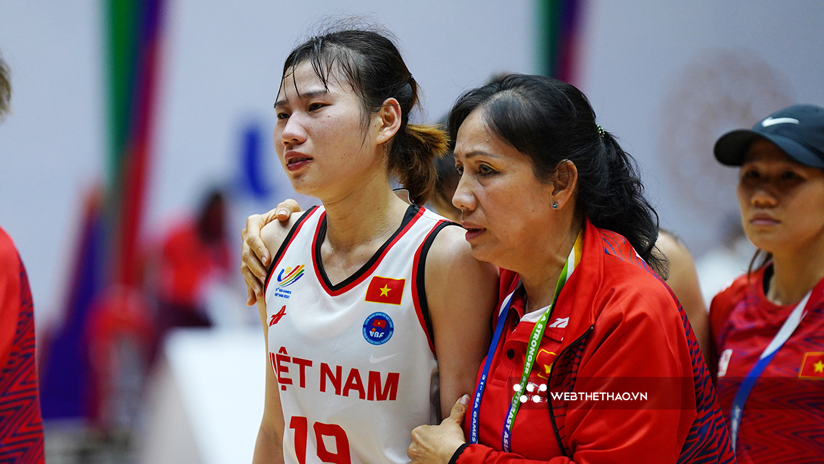 Đau lòng hình ảnh các nữ tuyển thủ bóng rổ Việt Nam rơi nước mắt: Tột cùng của sự tiếc nuối