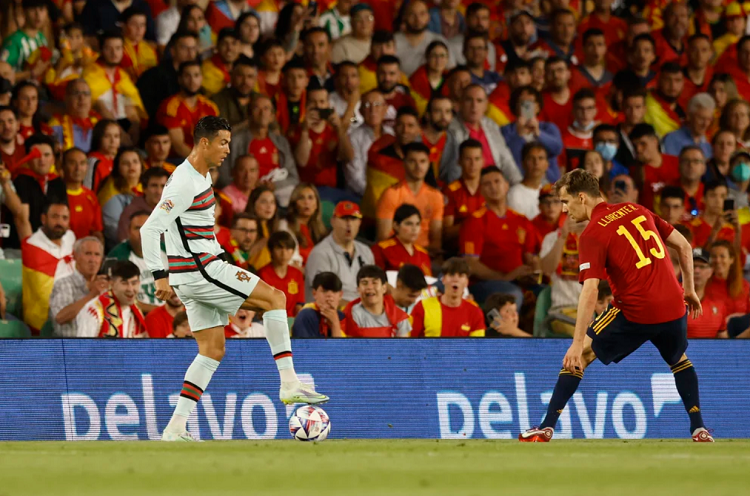 HLV tuyển Bồ Đào Nha giải thích việc Ronaldo phải ngồi dự bị 