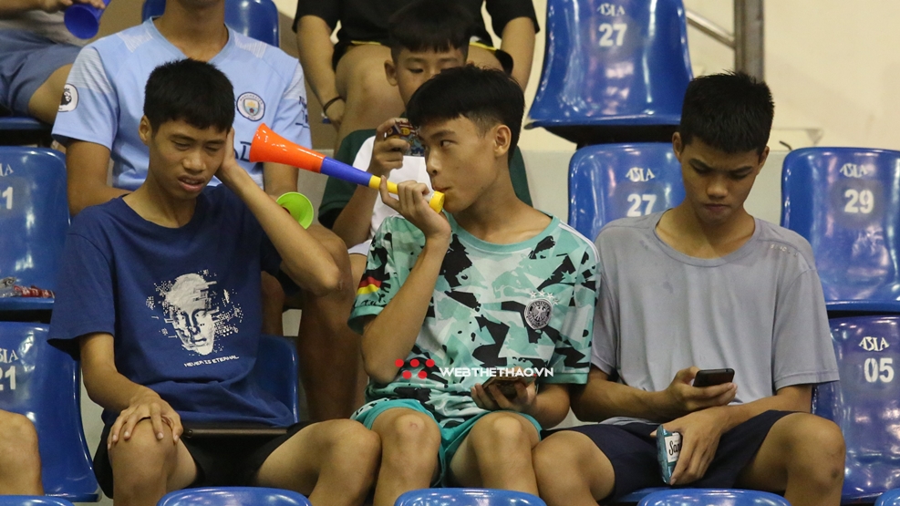 Kèn Vuvuzela tại giải bóng chuyền VĐQG 2022: Văn hóa cổ vũ hay tra tấn?