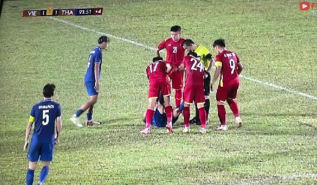 Cầu thủ U19 Thái Lan liên tục nằm sân, “bắt tay” U19 Việt Nam loại chủ nhà U19 Indonesia