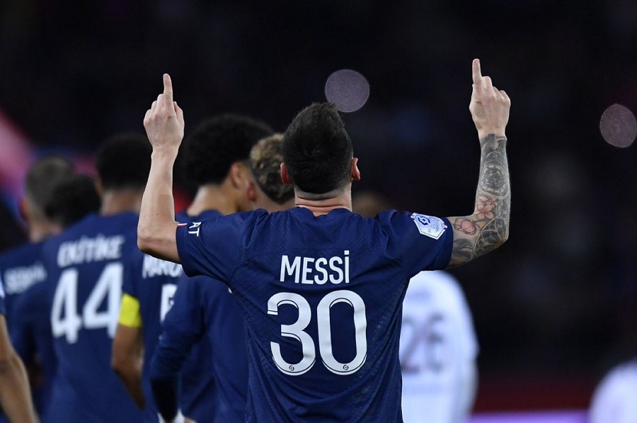Messi lại ghi bàn bằng sút phạt, tạo cách biệt với Ronaldo