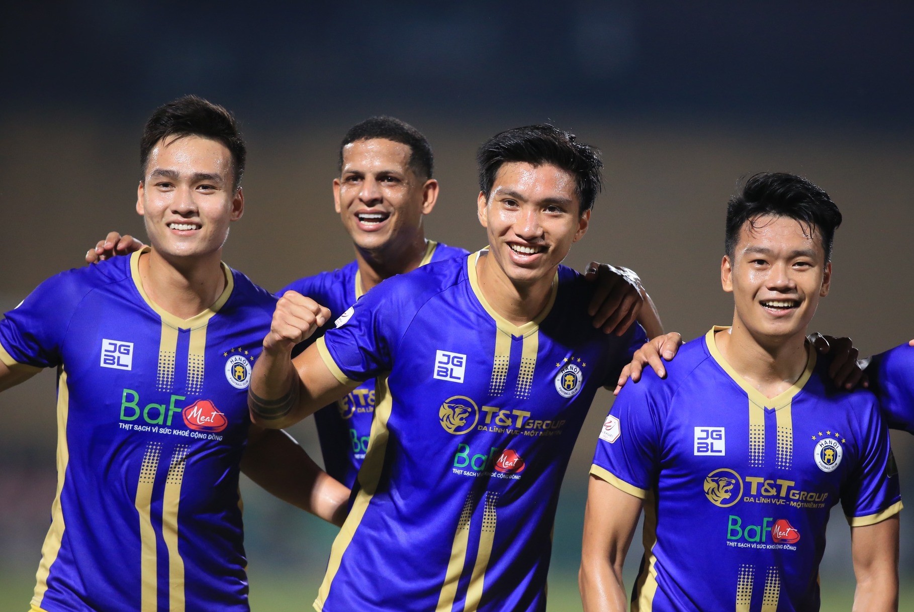 Văn Hậu lập siêu phẩm, CLB Hà Nội tăng tốc đến ngôi vô địch khi đè bẹp 6-0 trước TP.HCM 