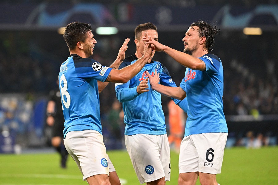 Napoli toàn thắng ở Champions League với hàng công hủy diệt