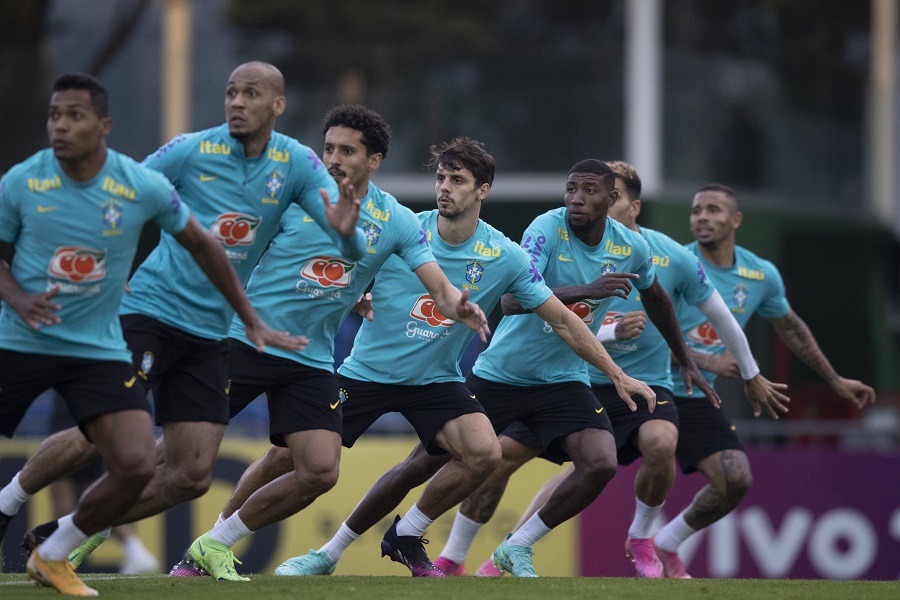 HLV Tite hướng dẫn cầu thủ Brazil qua TV trên sân trước khi tập luyện