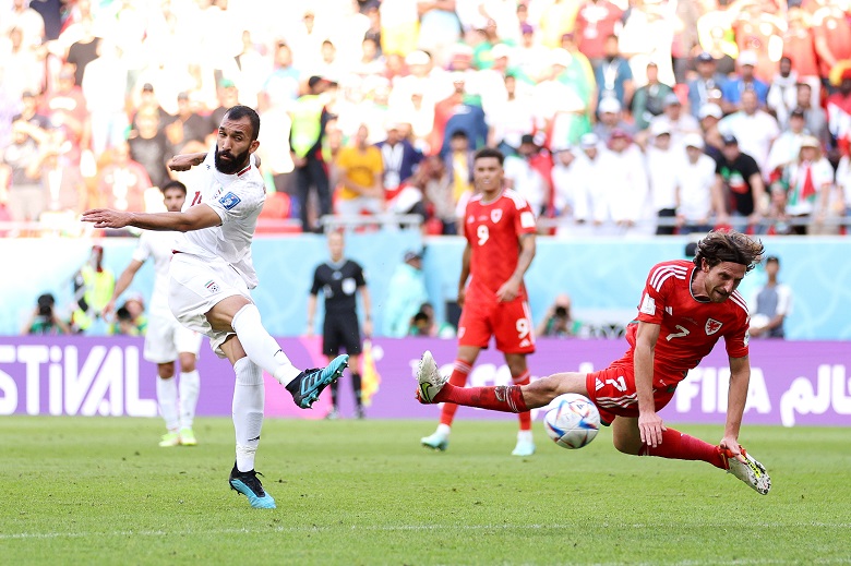 Xứ Wales “giúp” Iran tạo nên bàn thắng muộn nhất lịch sử World Cup