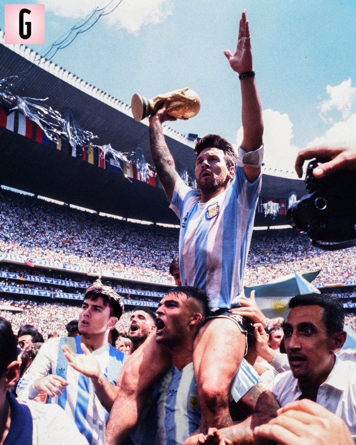 Maradona đã được coi là một trong những cầu thủ vĩ đại nhất thế giới và giờ đây Messi đang được so sánh với anh ấy. Hãy xem hình ảnh của Messi nâng cúp vàng với phong cách của Maradona, điều mà trước đó dân mạng đã tiên tri sẽ xảy ra!