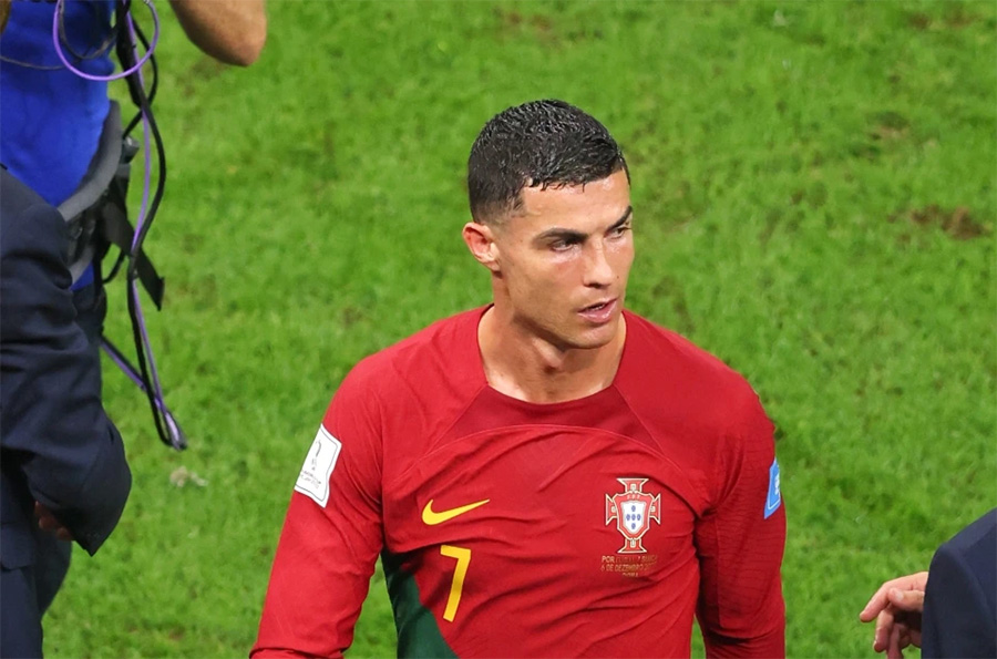 Ronaldo dỗi bỏ về sớm vì lần đầu tiên bị 