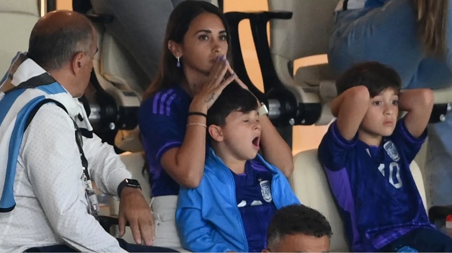 Con trai Messi ngủ gật khi Argentina bước vào loạt luân lưu