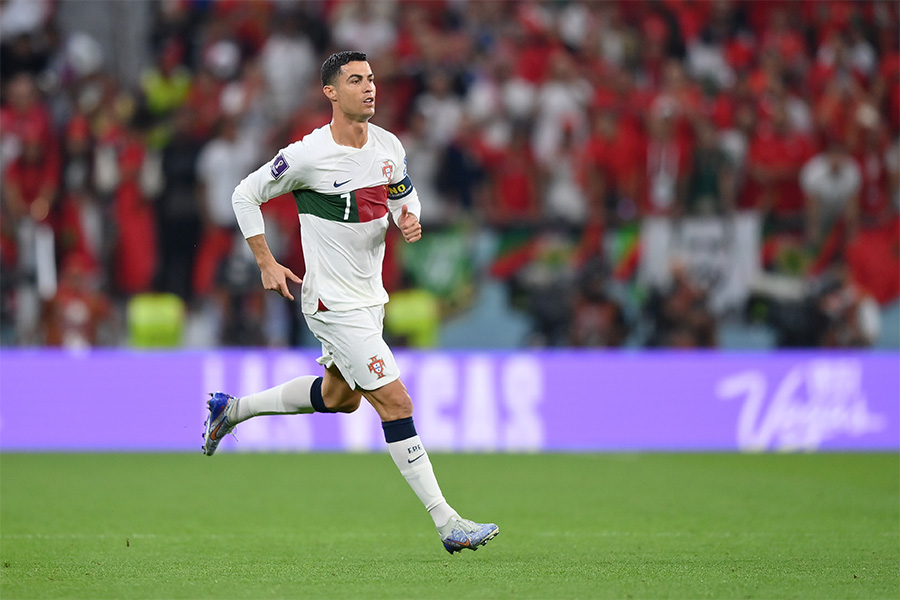 Cristiano Ronaldo, tên tuổi được biết đến toàn cầu là một trong những cầu thủ bóng đá xuất sắc nhất thế giới hiện nay. Bạn đang tìm kiếm những bức ảnh của CR7 trong màu áo đội tuyển Bồ Đào Nha? Hãy ngắm nhìn và cảm nhận tất cả những khoảnh khắc đẹp của anh trong những trận đấu hào hùng của đội tuyển Bồ Đào Nha.