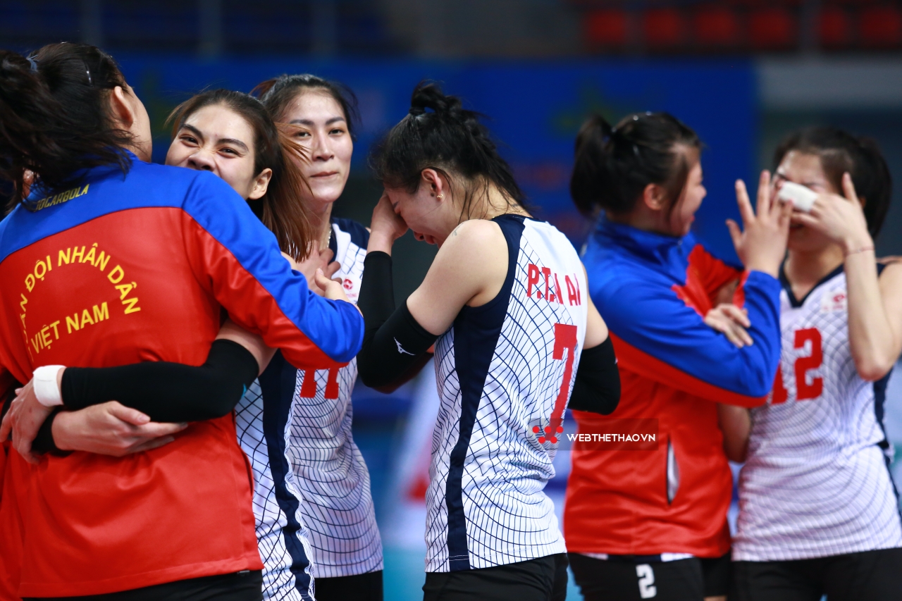 Các cô gái bóng chuyền Quân đội ôm nhau khóc nức nở sau chức vô địch Đại hội TDTT 2022