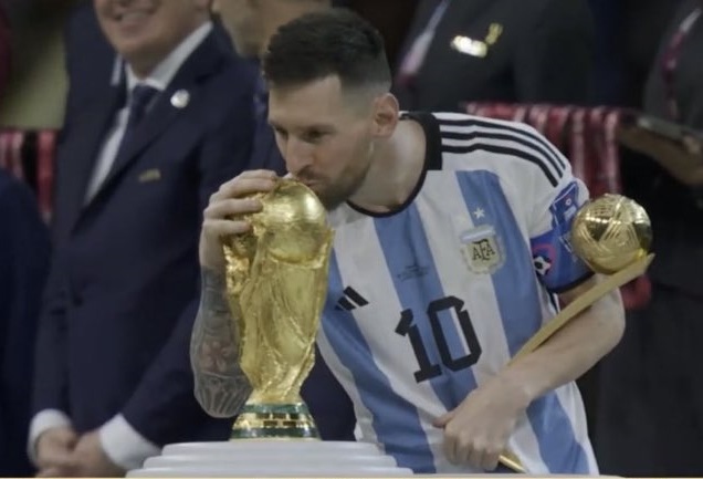 Messi đi vào lịch sử với hat-trick giải thưởng và danh hiệu cao quý