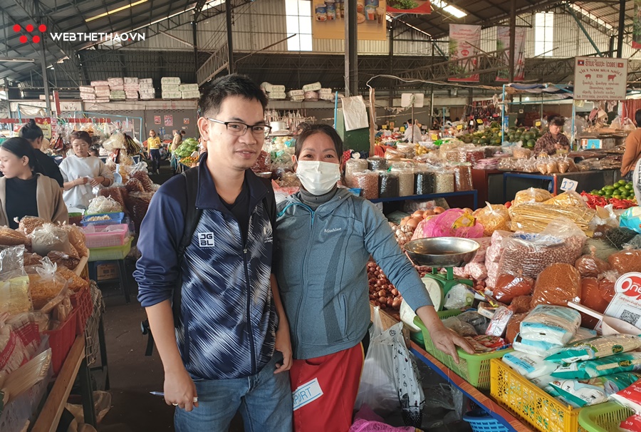 Dọc đường AFF Cup 2022: Khám phá “chợ Việt” độc đáo giữa lòng Vientiane