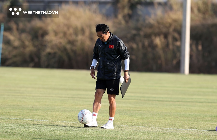 Phút ngẫu hứng của trợ lý Lee Young Jin với trái bóng chính thức AFF Cup 2022