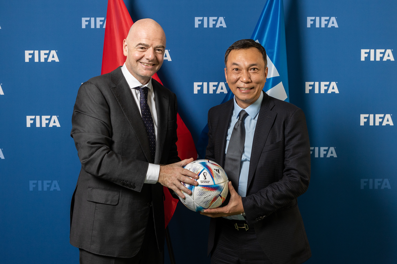 Chủ tịch FIFA trao chức vô địch cho Việt Nam hoặc Thái Lan