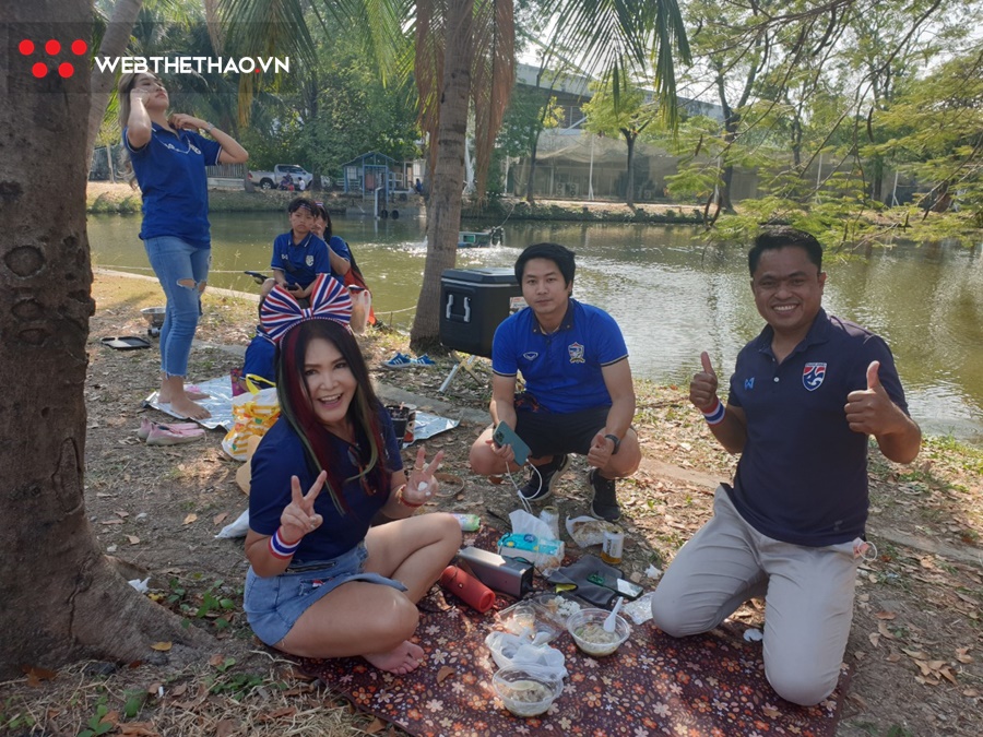 CĐV Thái Lan mang cơm, trải bạt picnic ở sân Thammasat, “đặt gạch” chờ đấu Việt Nam