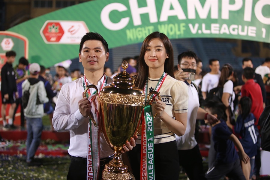 Điều ước của hoa hậu Đỗ Mỹ Linh cùng ông xã chủ tịch CLB Hà Nội ở trận Siêu cúp QG 2022