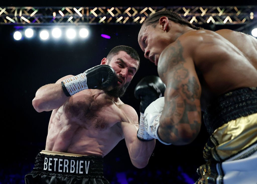 Boxing: Artur Beterbiev nghiền nát Anthony Yarde, bảo vệ 3 đai vô địch thế giới
