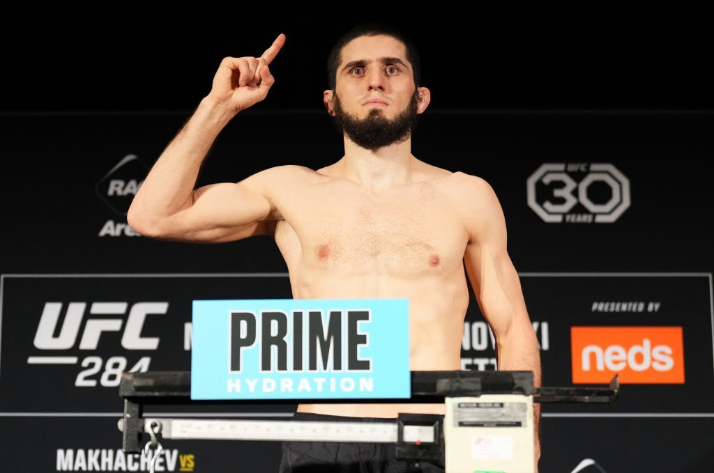 Islam Makhachev hoàn thành mức cân tiêu chuẩn tại UFC 284.