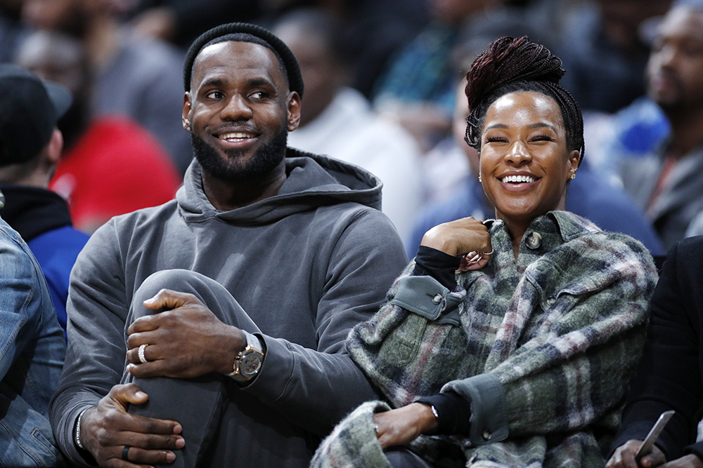 "Nhà vua" LeBron James và vợ Savannah James