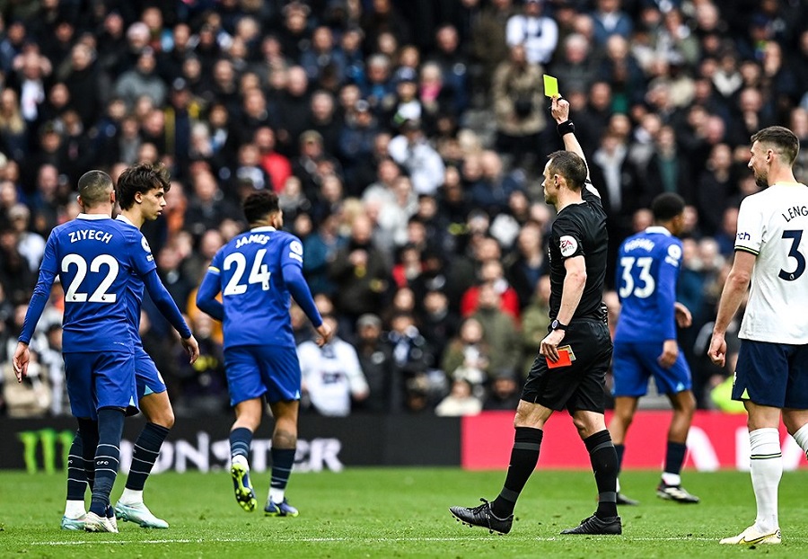 Chelsea thoát thẻ đỏ ở trận derby vẫn lún sâu vào khủng hoảng