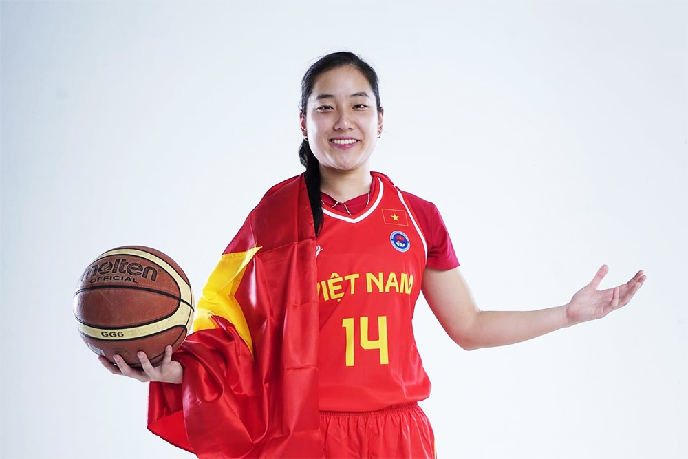 Trương Thảo Vy trong màu áo đội tuyển bóng rổ Việt Nam, cô là chủ nhân tấm huy chương bạc SEA Games 31 nội dung bóng rổ nữ 3x3