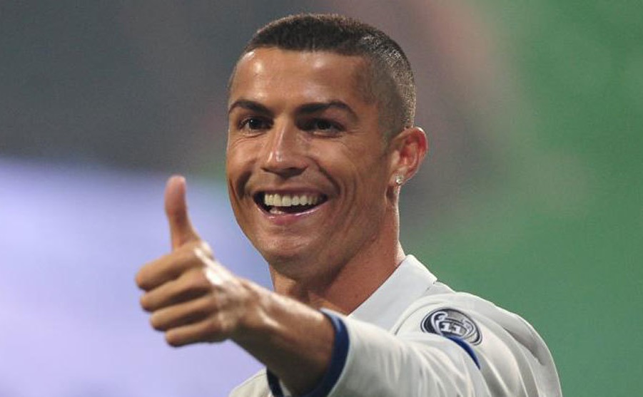 Cristiano Ronaldo pide consejo para su nuevo corte de pelo