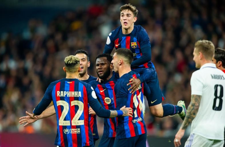 Ancelotti ngạc nhiên về cách chơi của Barca ở trận Siêu kinh điển