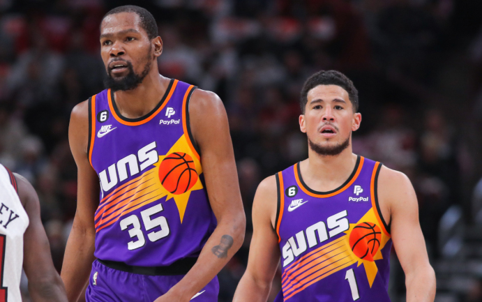 Kevin Durant và Devin Booker đã chơi 3 trận cùng nhau trong màu áo Phoenix Suns, cả 3 đều là những chiến thắng 