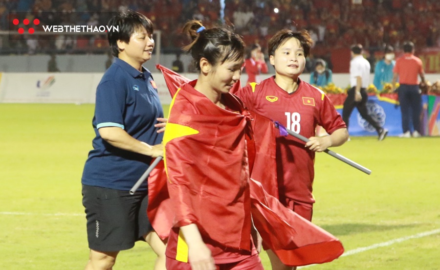 Chuyện dị nhân bóng đá nữ Thùy Trang: 35 tuổi băng băng cùng thầy Chung đến World Cup