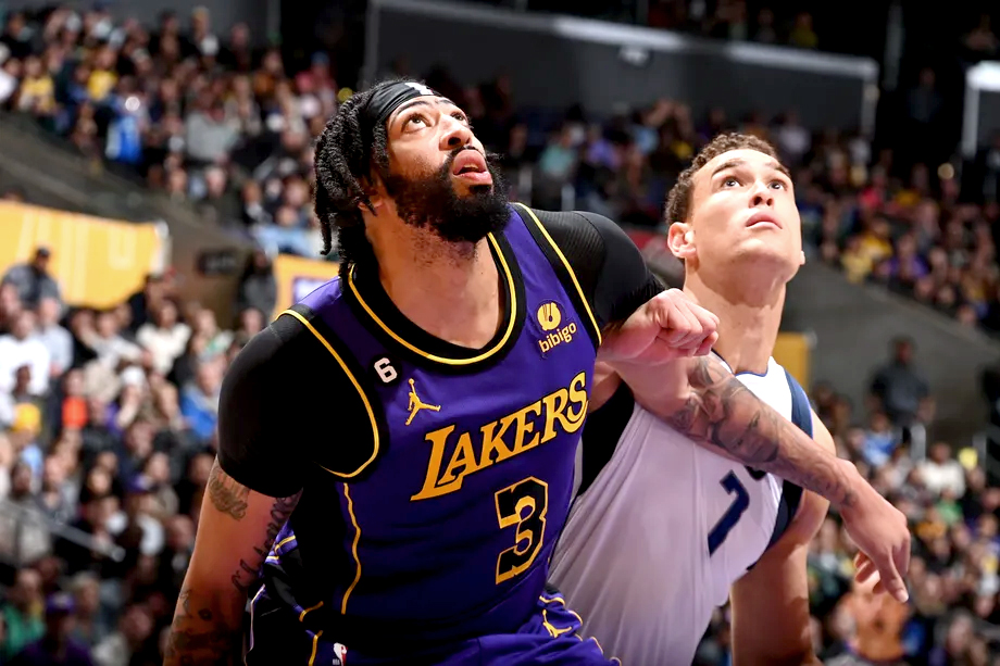 Los Angeles Lakers thua đau bằng cú game-winner buzzer-beater của Dallas Mavericks