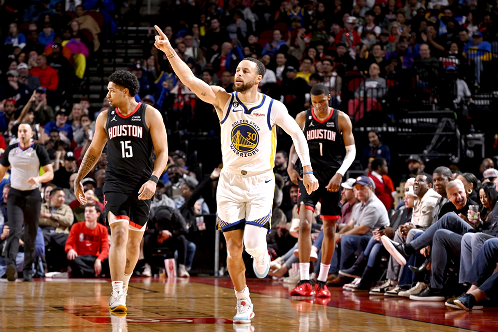 Golden State Warriors vượt qua Houston Rockets với tỷ số 121-108, ngắt chuỗi thua sân khách dài nhất mùa giải năm nay trong số 30 đội bóng NBA