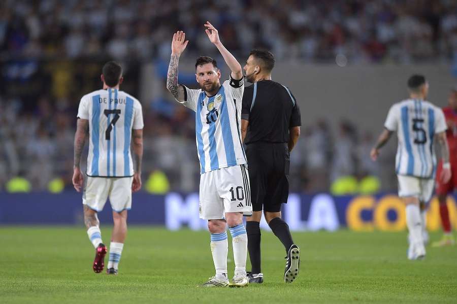 Messi “trả lời” Ronaldo bằng bàn thắng sút phạt cho Argentina