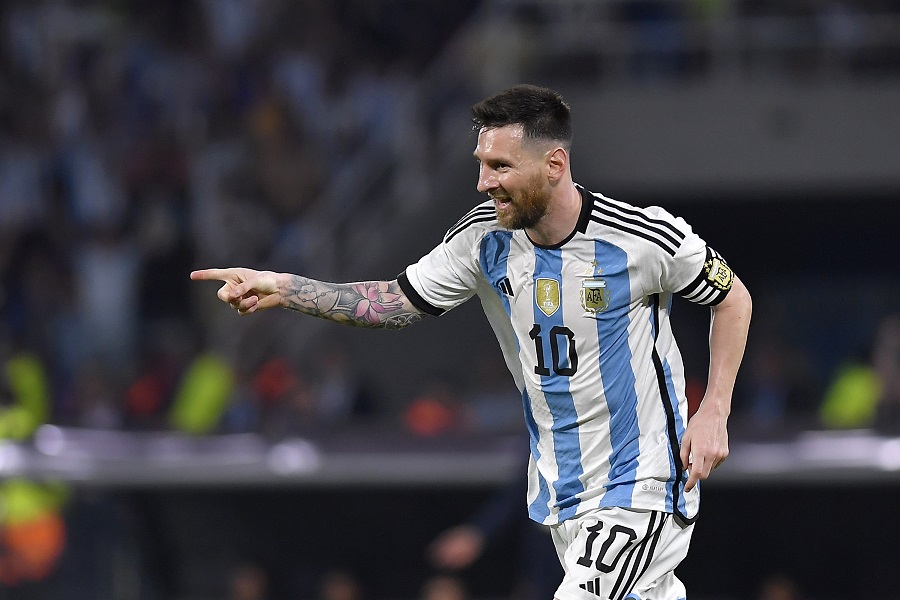 Messi lập hat-trick cho Argentina, lọt vào CLB 100 bàn thắng