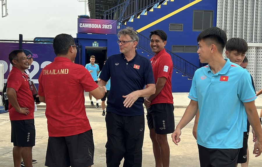 HLV Troussier “chạm mặt” U22 Thái Lan, U22 Việt Nam thăm quan sân đấu ở SEA Games 32