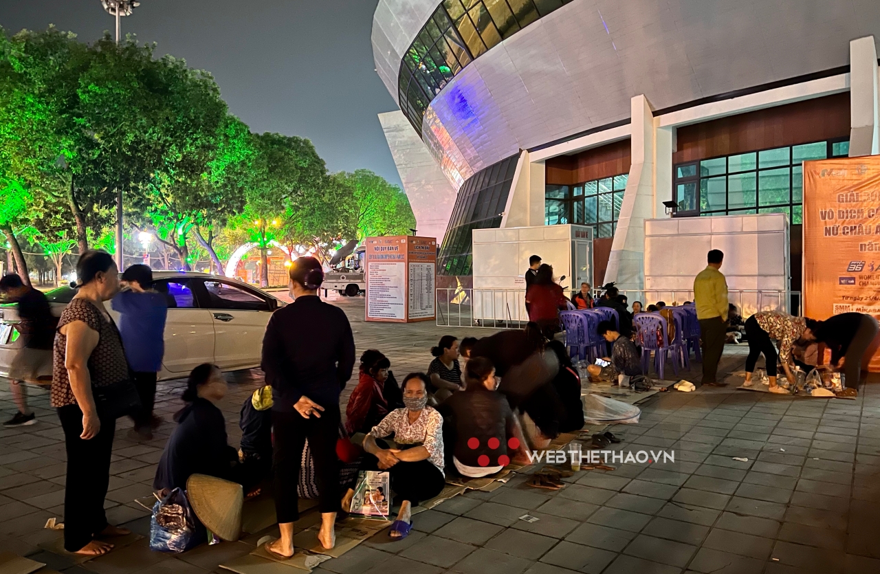 NHM xếp hàng xuyên đêm mua vé xem Bán kết AVC Club 2023 giữa Việt Nam - Trung Quốc