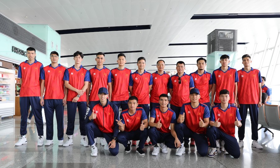 Đội tuyển bóng chuyền nam Việt Nam khởi hành tới Campuchia dự SEA Games 32