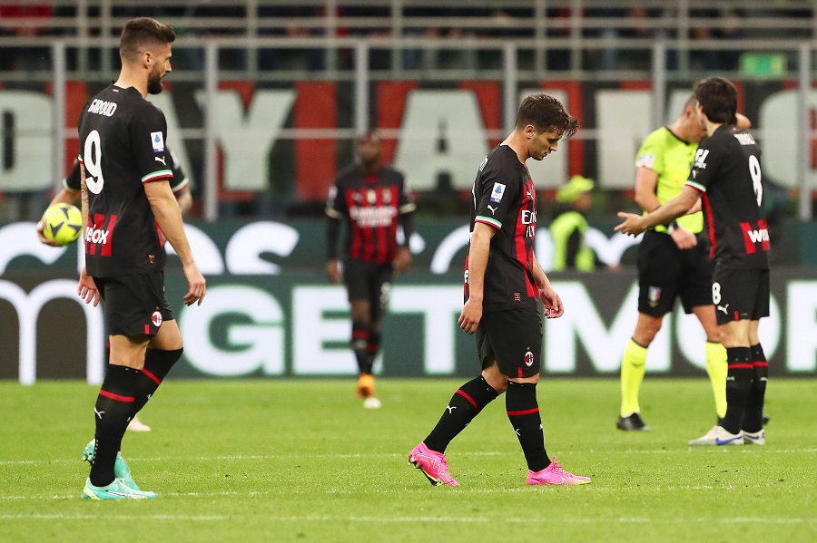Milan và Roma tự loại mình khỏi cuộc đua dự Champions League