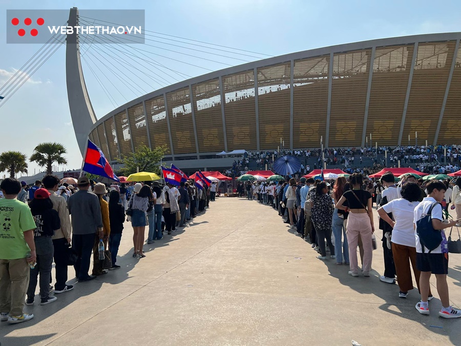Người dân Campuchia xếp hàng dài dưới nắng nóng 40 độ C vào sân xem khai mạc SEA Games 32