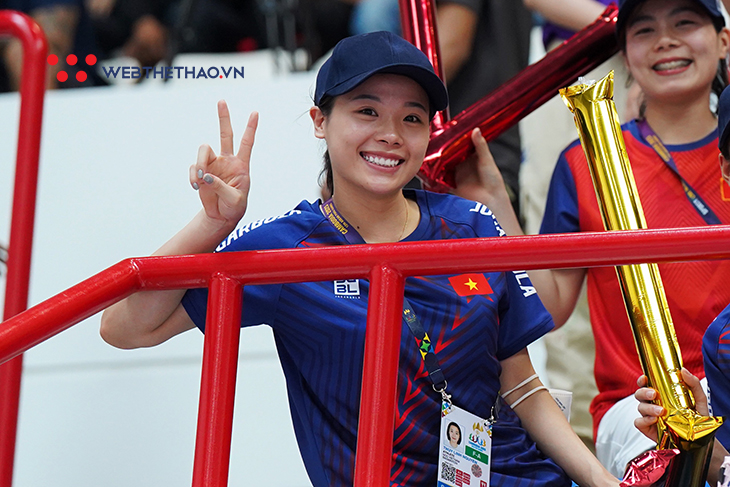 Hot girl cầu lông Nguyễn Thùy Linh đi xem bóng rổ SEA Games 32: 