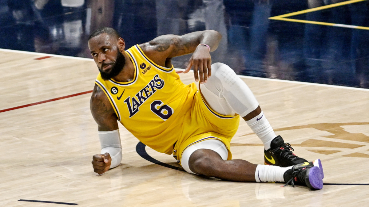 Lật cổ chân hai lần trong một trận, LeBron James nói gì về khả năng ra sân tại Game 3?