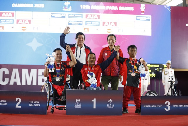 Nhà vô địch Paralympic Lê Văn Công vô đối, giành 2 HCV cử tạ ASEAN Para Games 2023
