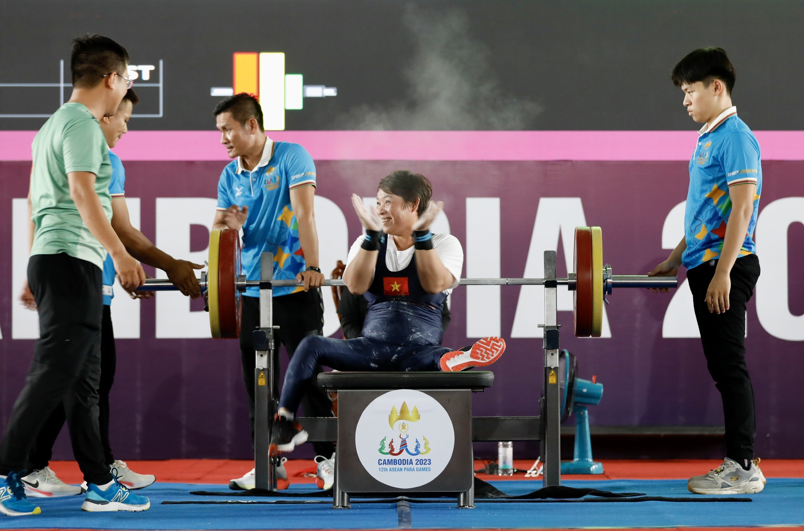 Chuyện đô cử 48 tuổi liệt chân, thắng cả ung thư, giành 2 HCV, phá kỷ lục ASEAN Para Games 2023