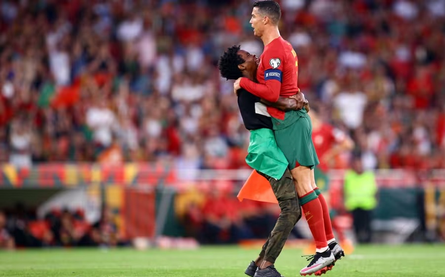 CĐV Bồ Đào Nha lao vào sân nhấc bổng Ronaldo và ăn mừng… Siuuu