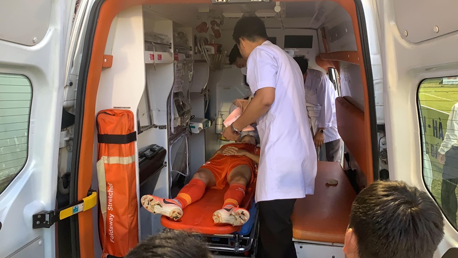 Mới đá 6 phút, cầu thủ Đà Nẵng nhập viện cấp cứu vì chấn thương ở vùng cổ